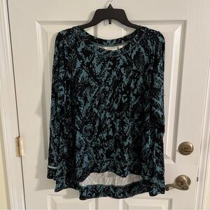 Belle by Kim gravel top sz large blue black long sleeve rayon spandex pockets